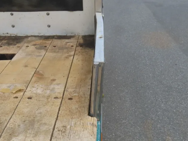 運転席側あおりに曲がりがあります。|日野 レンジャー LDG-GK8JNAAの写真41