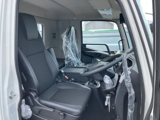 乗車定員は2名です。|三菱 ファイター 2KG-FK65F(2WD)の写真5