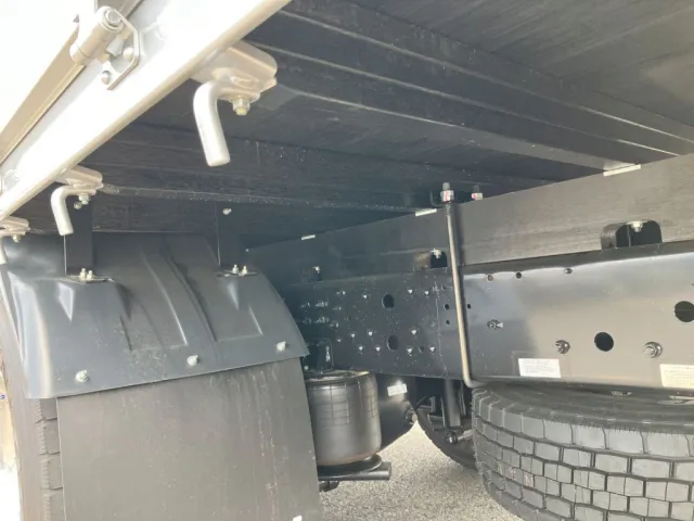 シャシとネタの状態です。ネタは木製です|三菱 ファイター 2KG-FK65F(2WD)の写真6