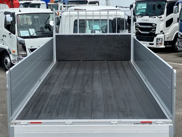 床は板張りです。|三菱 ファイター 2KG-FK65F(2WD)の写真10