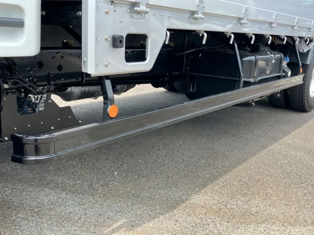 サイドバンパーは鉄製です。|三菱 ファイター 2KG-FK65F(2WD)の写真12