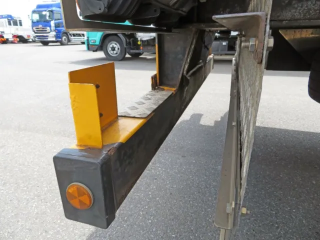 リアバンパー内側にサビがあります。|トレクス  PFB34118改の写真41