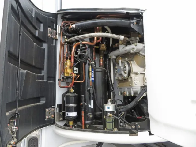 サブエンジン運転席側内部の状態です。|トレクス  PFB34118改の写真15