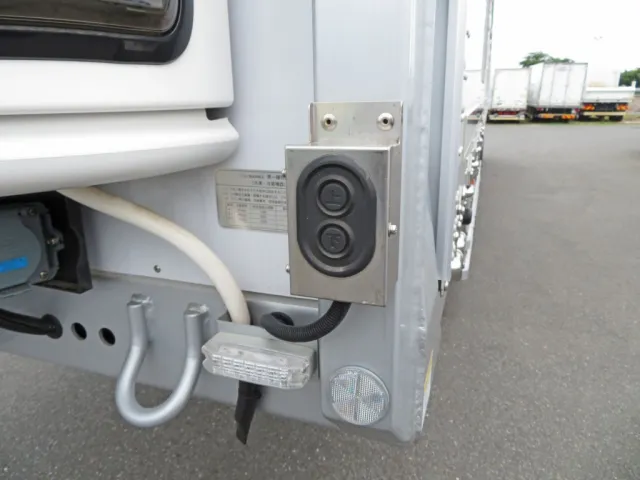 ウイング前方に開閉スイッチが付いています。|トレクス  PFB34118改の写真18