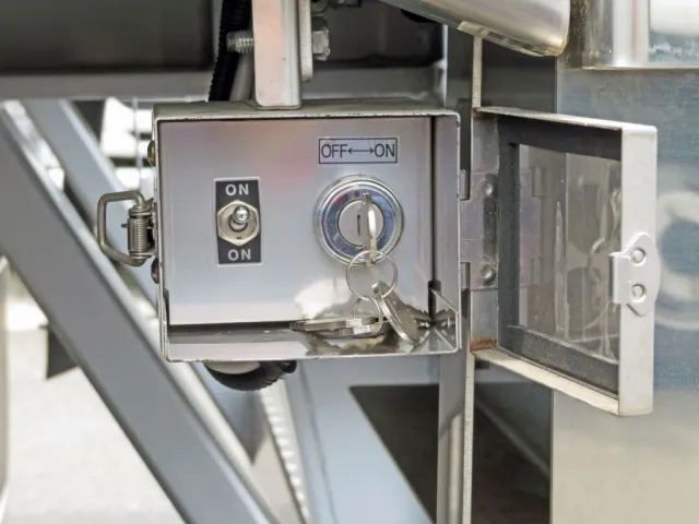 ウィング開閉のメインスイッチです。|トレクス  PFB34118改の写真31