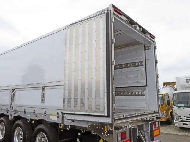 リア扉内側の状態です。|トレクス  PFB34118改の写真33