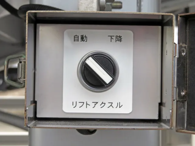 リフトアクスルの切り替えスイッチ付きです。|トレクス  PFB34118改の写真35