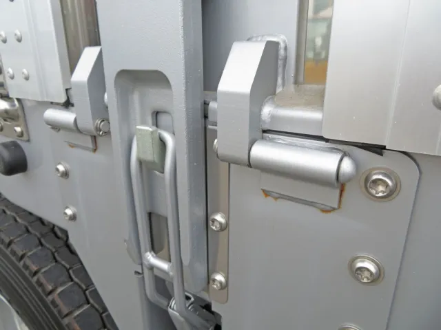 中柱横の丁番に少し置きサビがあります。（他の箇所にもあります）|トレクス  PFB34118改の写真48