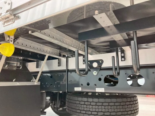 シャーシとネタの状態です。(縦ネタ・横ネタはアルミ製です)|三菱 ファイター 2KG-FK65F(2WD)の写真6