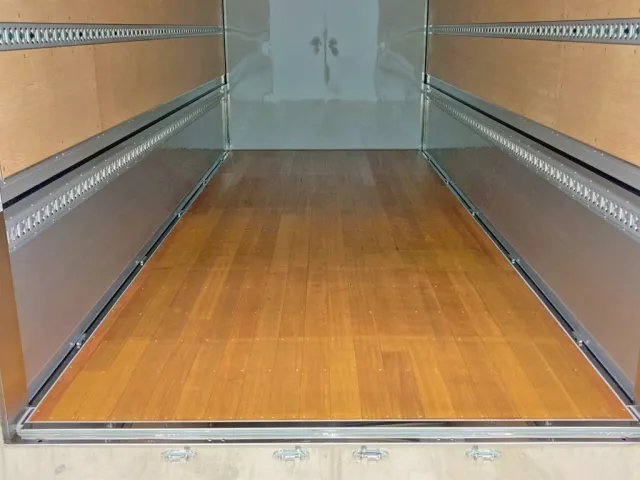 床は板張りです。|三菱 ファイター 2KG-FK65F(2WD)の写真11