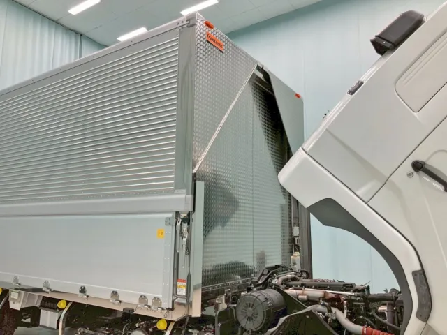 前壁もウロコステンが張られています。|三菱 ファイター 2KG-FK65F(2WD)の写真13