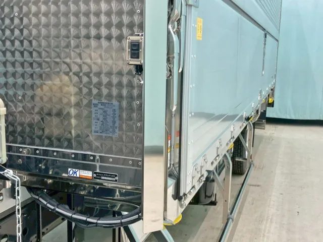 ボディー前方左右にもウイングの開閉スイッチが付いています。|三菱 ファイター 2KG-FK65F(2WD)の写真14