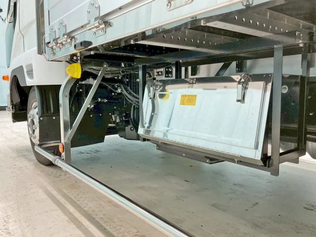 ボディー助手席側前方にステンレス製の工具箱が付いています。|三菱 ファイター 2KG-FK65F(2WD)の写真15