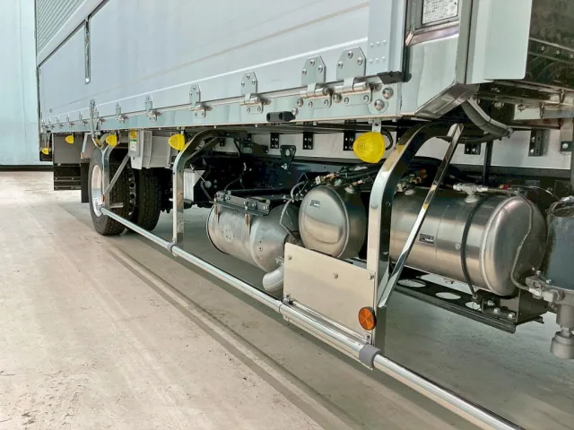 サイド蝶番・キャッチ・サイドバンパー・リヤフェンダーはステンレス製です。|三菱 ファイター 2KG-FK65F(2WD)の写真16