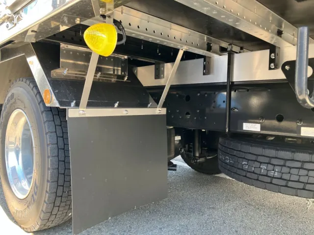 シャシとネタの状態です。ネタはアルミ製です|三菱 ファイター 2KG-FK65F(2WD)の写真6