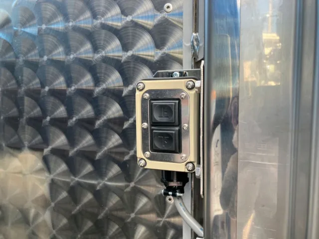 ウイングの操作スイッチです。前後左右に付いています|三菱 ファイター 2KG-FK65F(2WD)の写真11