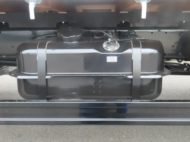 燃料タンクは100Lです。|三菱 ファイター 2KG-FK65Fの写真12