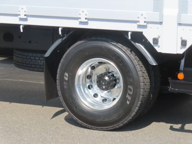 ホイールはアルミ製です。|三菱 ファイター 2KG-FK65F(2WD)の写真8