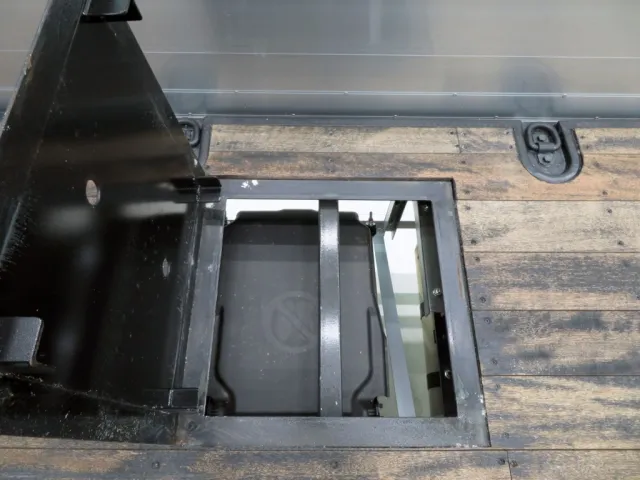 床に鉄のフタがあります。(開閉するとバッテリー上部になります)|日野 プロフィア 2DG-FW1AHCの写真11