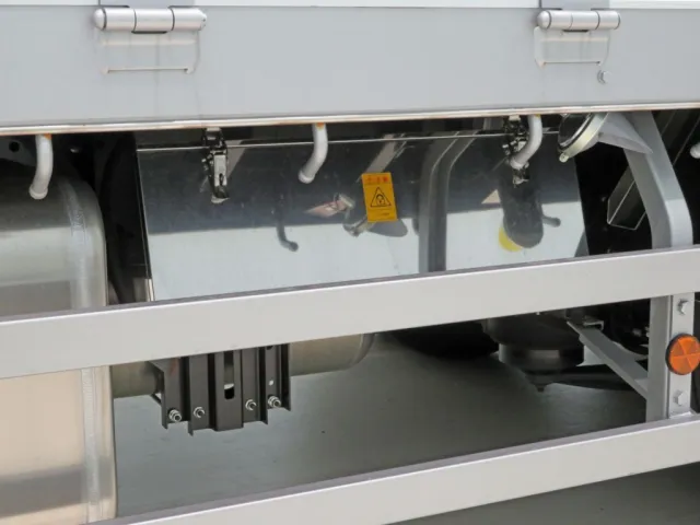 燃料タンクの隣に工具箱が付いています。(ステンレス製です)|日野 プロフィア 2DG-FW1AHCの写真20