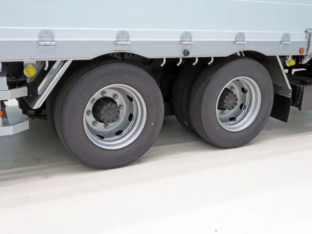 リアフェンダーはステンレス製です。|日野 プロフィア 2DG-FW1AHCの写真21