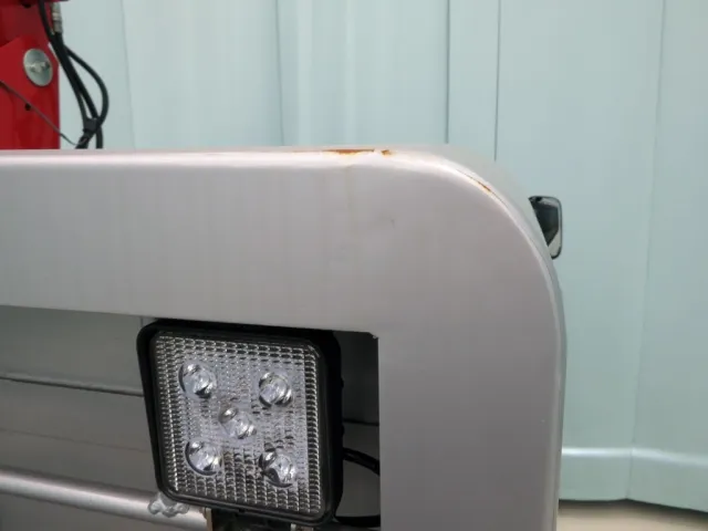 プロテクター運転席側上部に少し置きサビがあります。|日野 プロフィア 2DG-FW1AHCの写真29