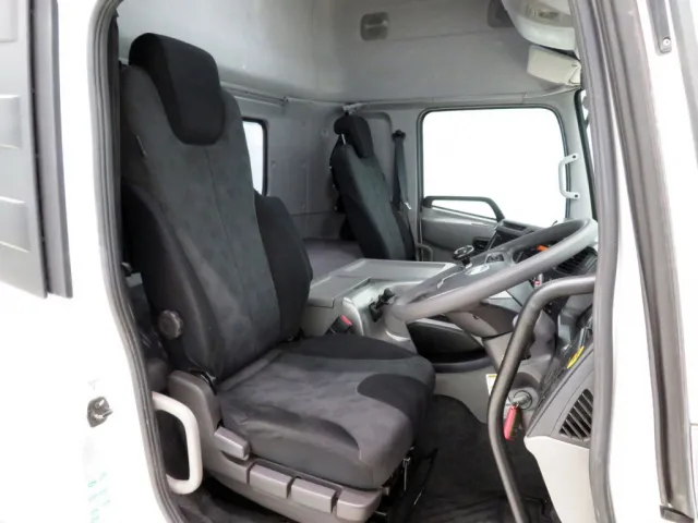 運転席座面にヘタリがあります。(ハイルーフキャビンです)|UDトラックス クオン 2PG-GK5AABの写真6