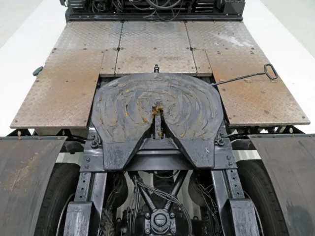 踊り場の状態です。(踊り場にサビ水の跡があります)|UDトラックス クオン 2PG-GK5AABの写真9