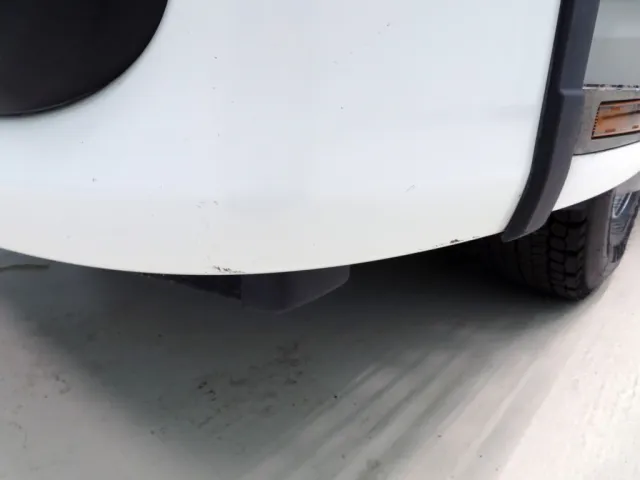 フロントバンパー助手席側下部に小さいキズがあります。|UDトラックス クオン 2PG-GK5AABの写真16