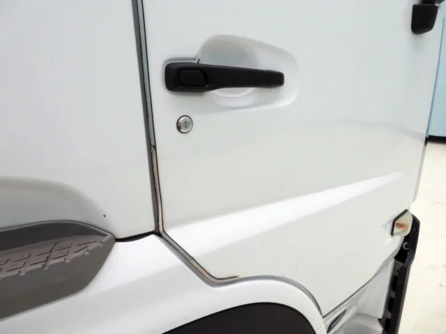 運転席側ドア周辺に細かいキズがあります。|UDトラックス クオン 2PG-GK5AABの写真19
