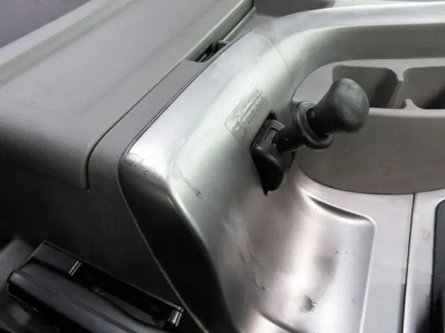 サイドブレーキパネルにスレ・キズがあります。|UDトラックス クオン 2PG-GK5AABの写真24