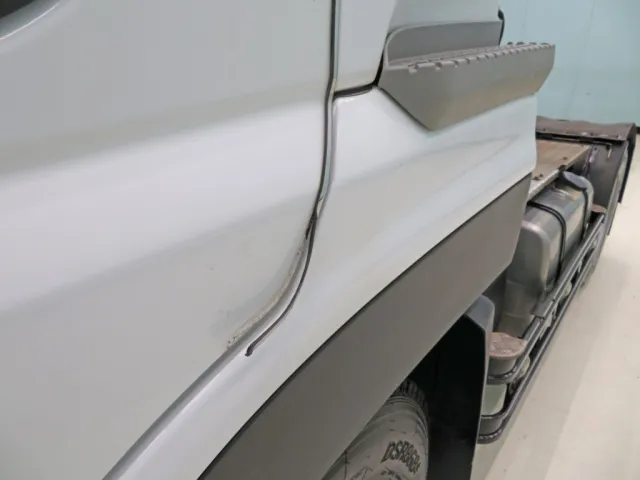 助手席側ドアのモールに剥がれ・周辺に細かいキズがあります。|UDトラックス クオン 2PG-GK5AABの写真28