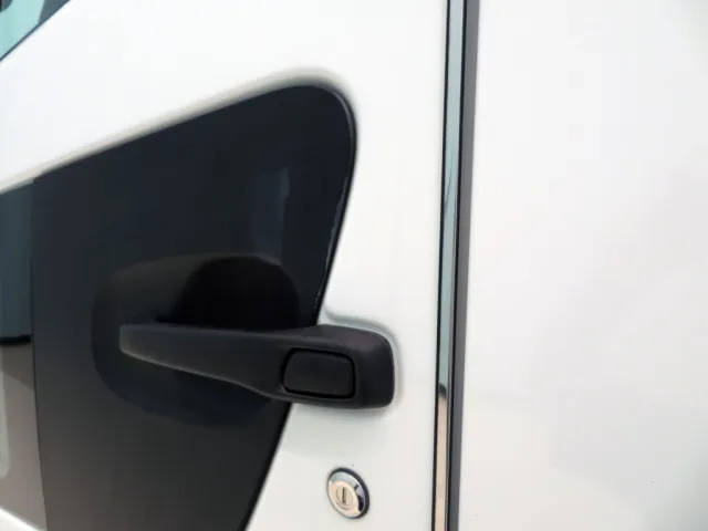 助手席側の取っ手上部のパネルに少しスレがあります。|UDトラックス クオン 2PG-GK5AABの写真29