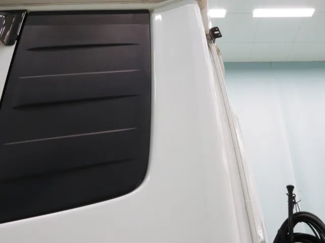 助手席側クォーターパネルに看板はがし跡があります。|UDトラックス クオン 2PG-GK5AABの写真30