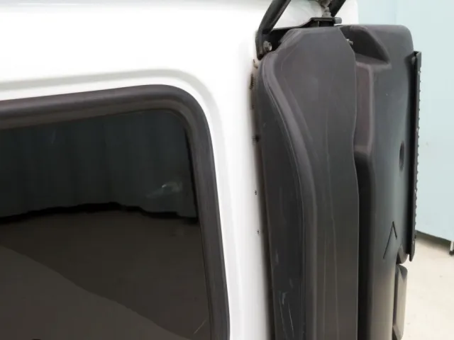 エアクリーナーの配管横に小さいキズがあります。|UDトラックス クオン 2PG-GK5AABの写真35