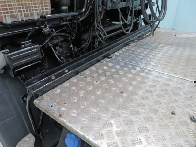 踊り場助手席側前方に工具箱の取り外し跡があります。|UDトラックス クオン 2PG-GK5AABの写真36