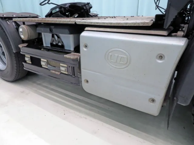 マフラーカバーに細かいキズ・サイドバンパーに細かいキズ・小さいサビがあります。|UDトラックス クオン 2PG-GK5AABの写真37