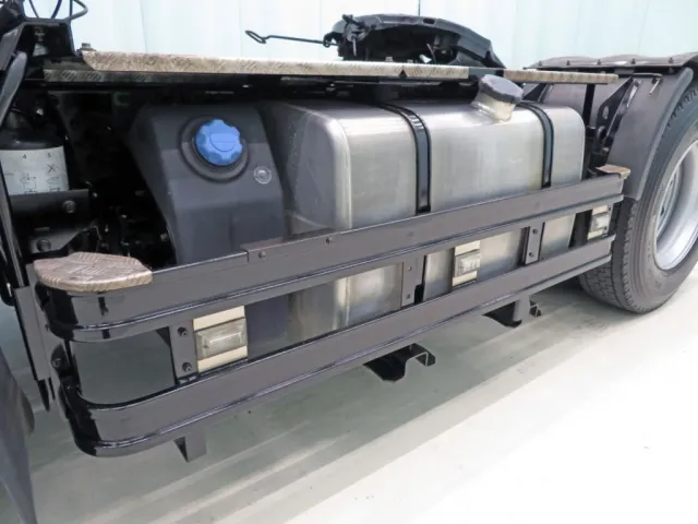 サイドバンパーに細かいキズ・小さいサビがあります。|UDトラックス クオン 2PG-GK5AABの写真40