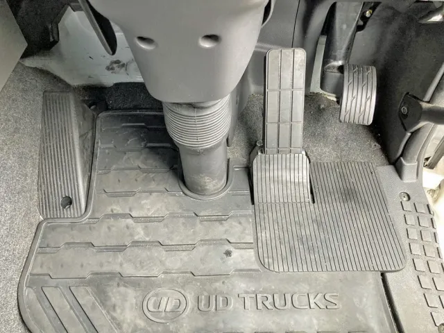 2ペダル仕様です。|UDトラックス クオン 2PG-GK5AABの写真46