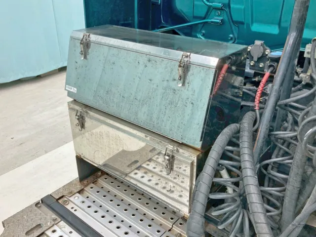 踊り場前方助手席側にステンレス製の工具箱が2つ付いています。|日野 プロフィア 2DG-SH1EDGGの写真11