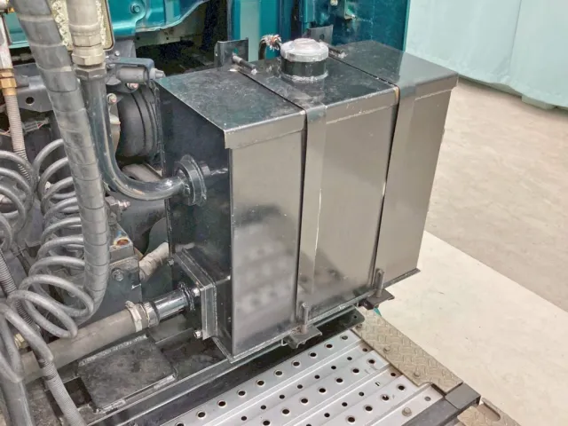 踊場前方運転席に作動油タンクが付いています。|日野 プロフィア 2DG-SH1EDGGの写真12