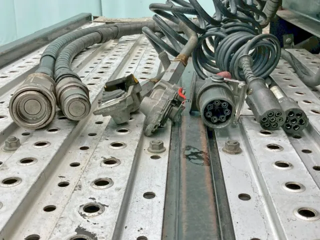 接続コネクター類です。|日野 プロフィア 2DG-SH1EDGGの写真14