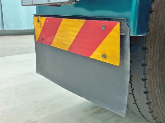 助手席側反射板に少々曲がりがあります。|日野 プロフィア 2DG-SH1EDGGの写真20