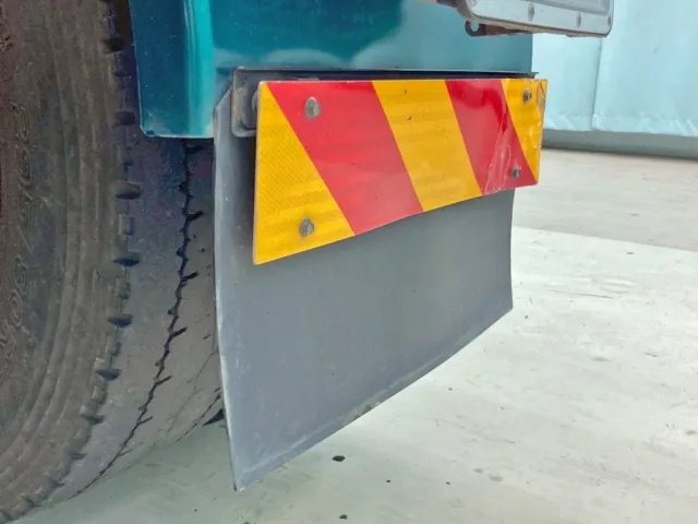 運転席側反射板に少々曲がりがあります。|日野 プロフィア 2DG-SH1EDGGの写真21