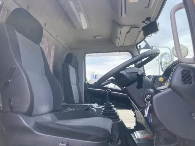 車内です。|日野 レンジャー LKG-FJ7JDAAの写真9