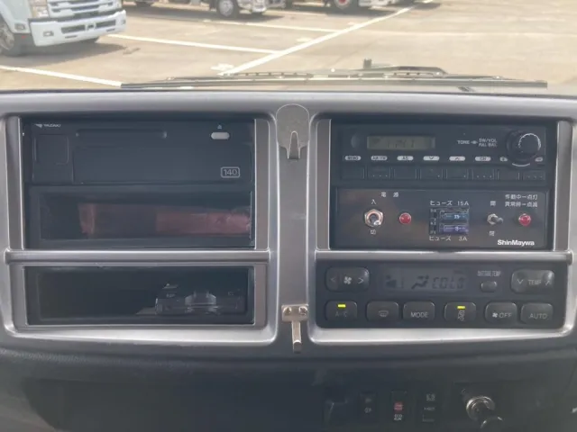 インパネ周りです。|日野 レンジャー LKG-FJ7JDAAの写真39