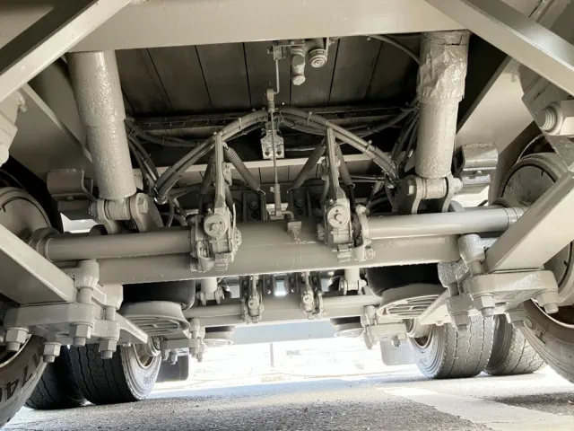 下回り2軸目の状態です。助手席側ショックカバーに腐食穴テープ補修跡があります|フルハーフ  DFPDG341AN改の写真15