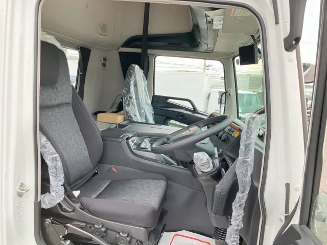 乗車定員は2名です。|三菱 スーパーグレート 2PG-FV80VYの写真5