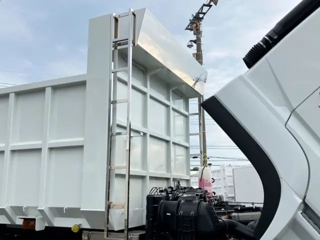 ボデーハシゴはステンレス製です。デッキはステン張りです|三菱 スーパーグレート 2PG-FV80VY(6x4)の写真18
