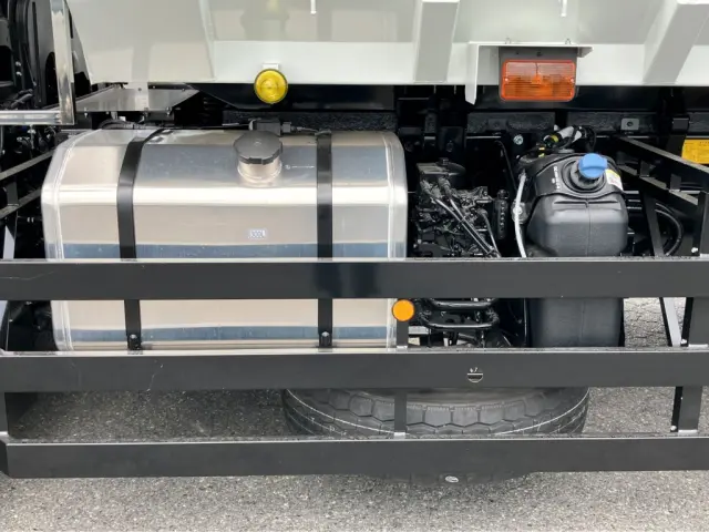 燃料タンクは300Lアルミ製です。|三菱 スーパーグレート 2PG-FV80VY(6x4)の写真19
